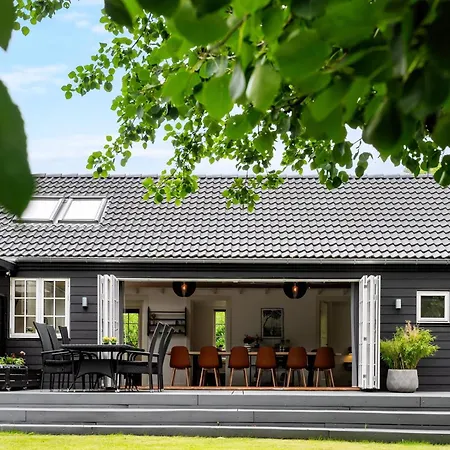 Modern With Hot Tub And Nature Vig
