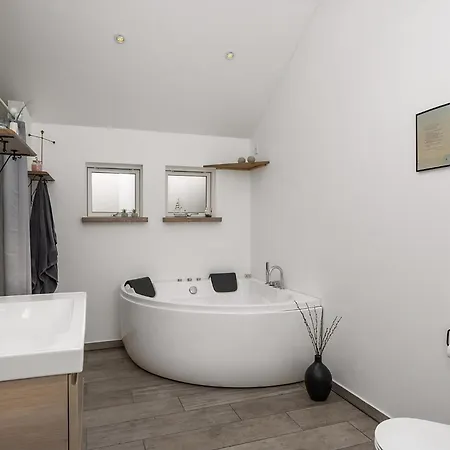 Modern With Hot Tub And Nature Feriehus Vig